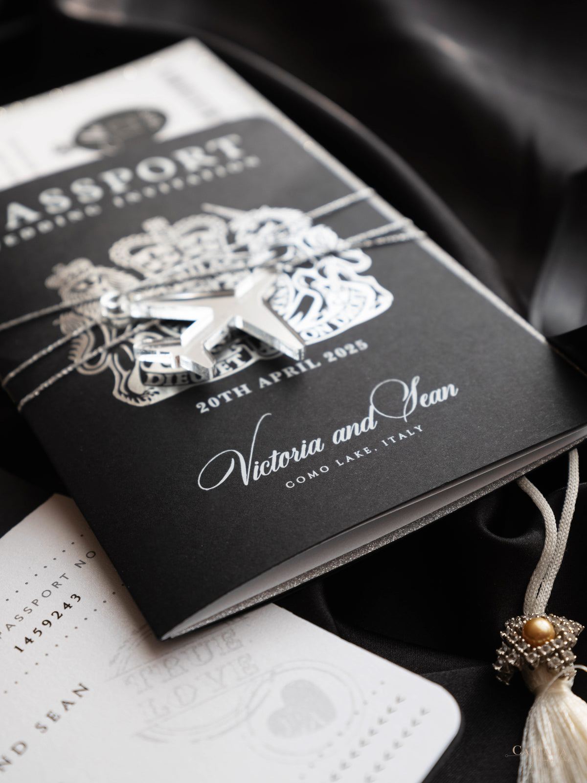 Suite per inviti di nozze con passaporto di lusso nero con glitter argento e vera lamina d'argento