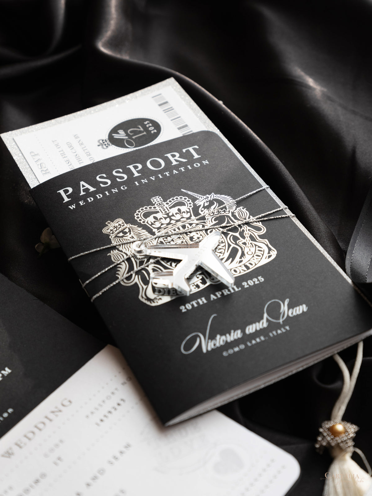 Suite per inviti di nozze con passaporto di lusso nero con glitter argento e vera lamina d'argento