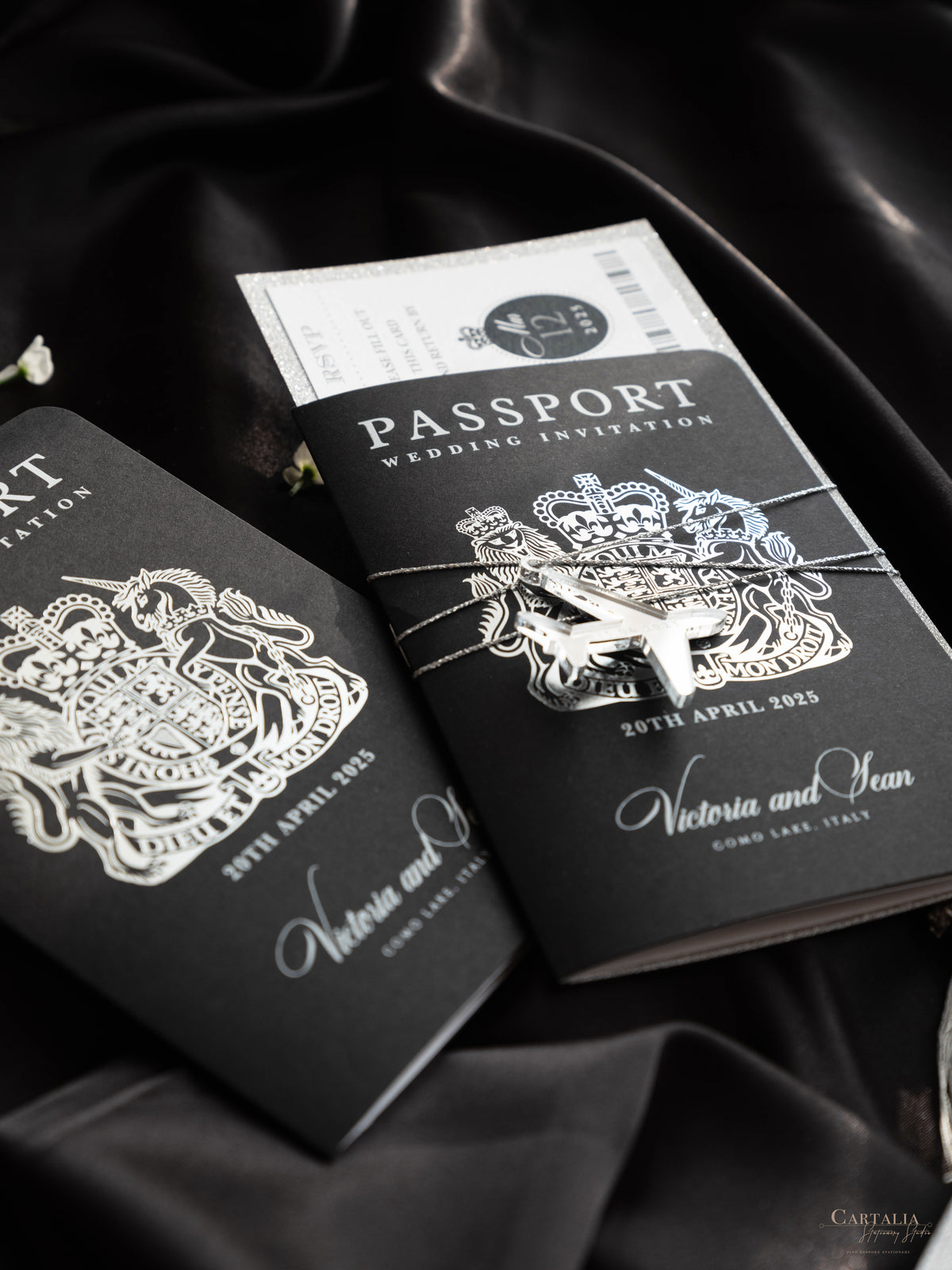 Suite per inviti di nozze con passaporto di lusso nero con glitter argento e vera lamina d'argento