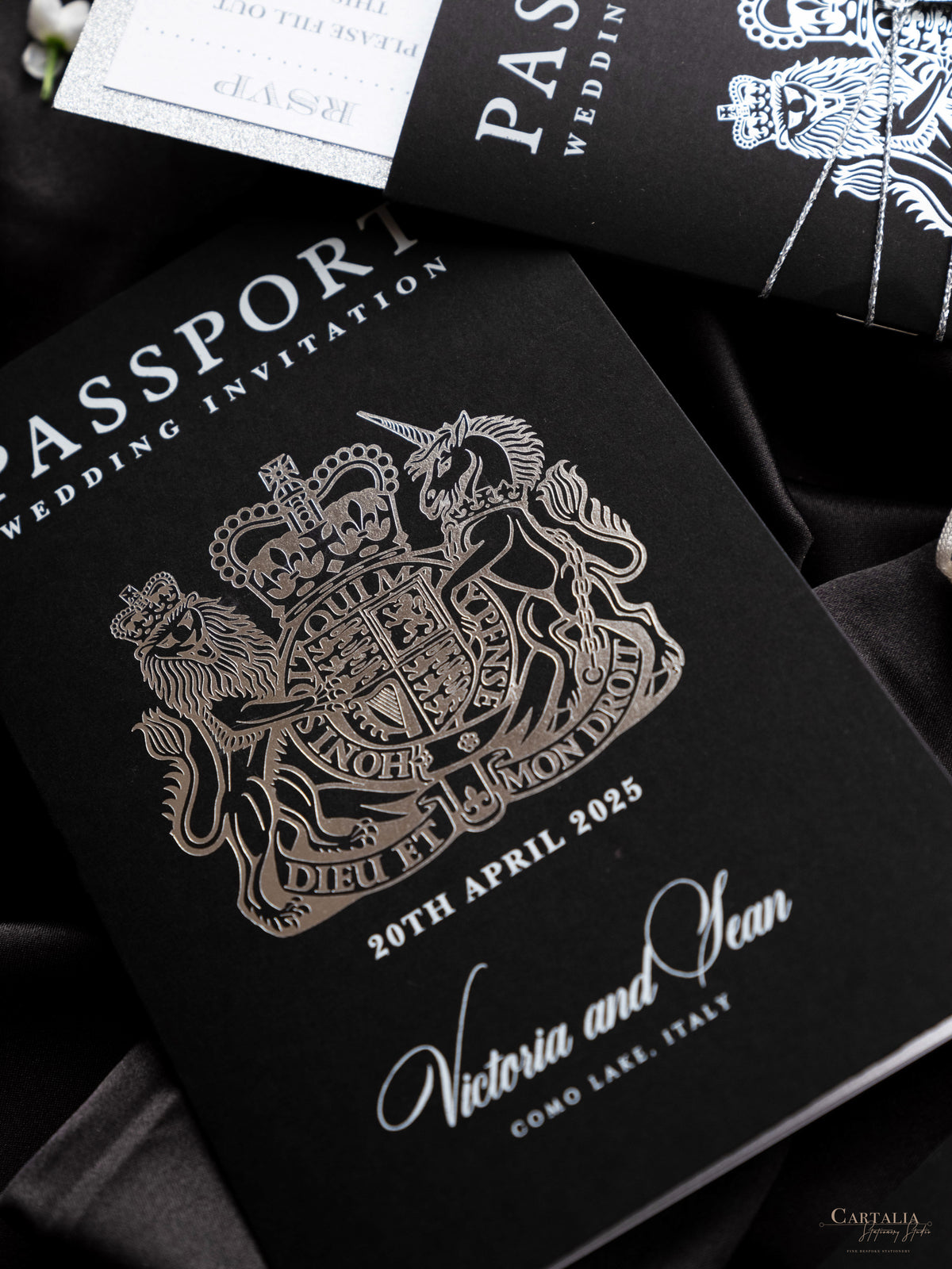 Suite per inviti di nozze con passaporto di lusso nero con glitter argento e vera lamina d'argento