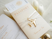 Invito a nozze con passaporto color nudo e oro - Aereo inciso di lusso in plexi dorato, invito a forma di palma