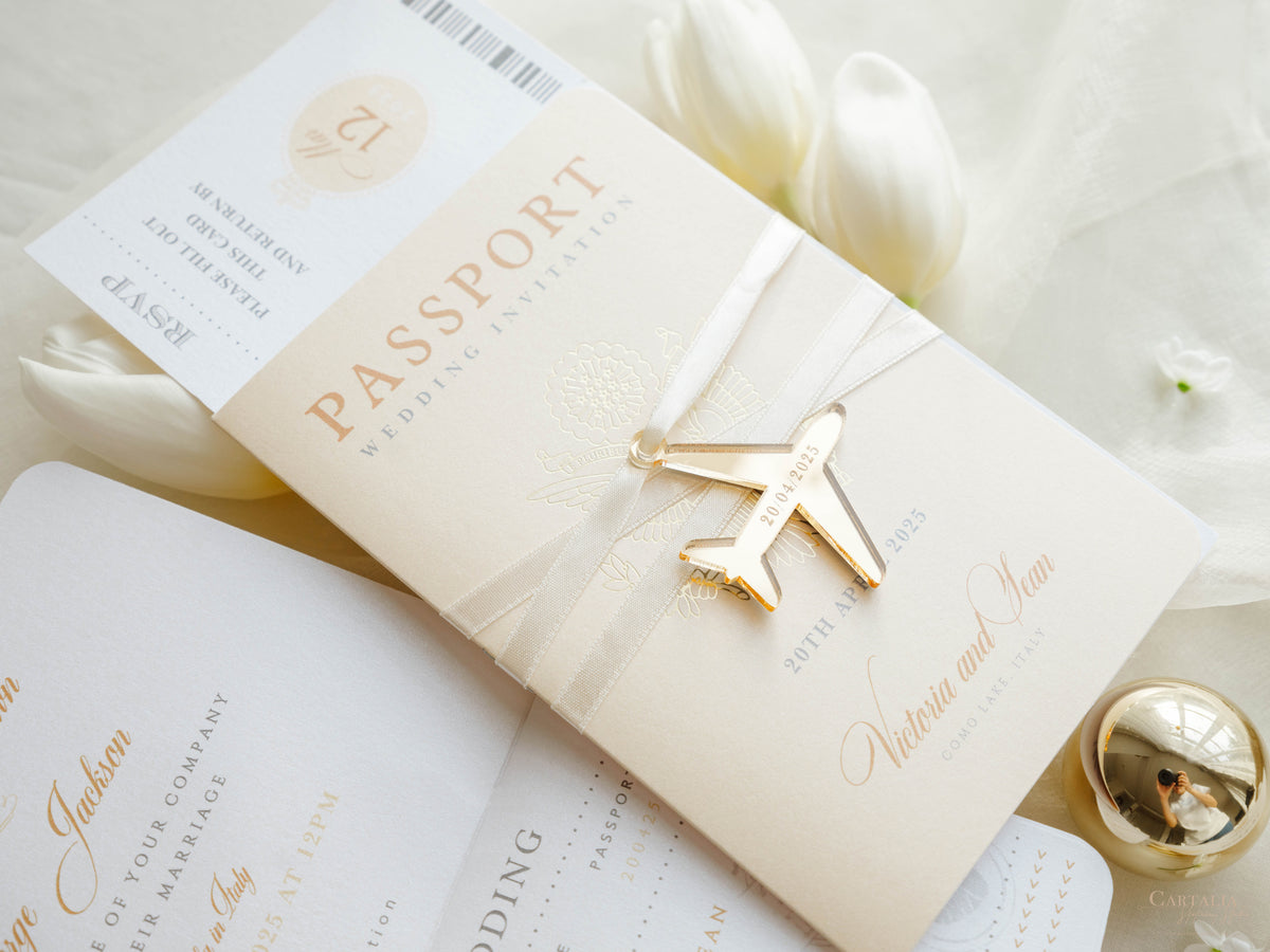Invito a nozze con passaporto color nudo e oro - Aereo inciso di lusso in plexi dorato, invito a forma di palma