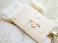 Invito a nozze con passaporto color nudo e oro - Aereo inciso di lusso in plexi dorato, invito a forma di palma