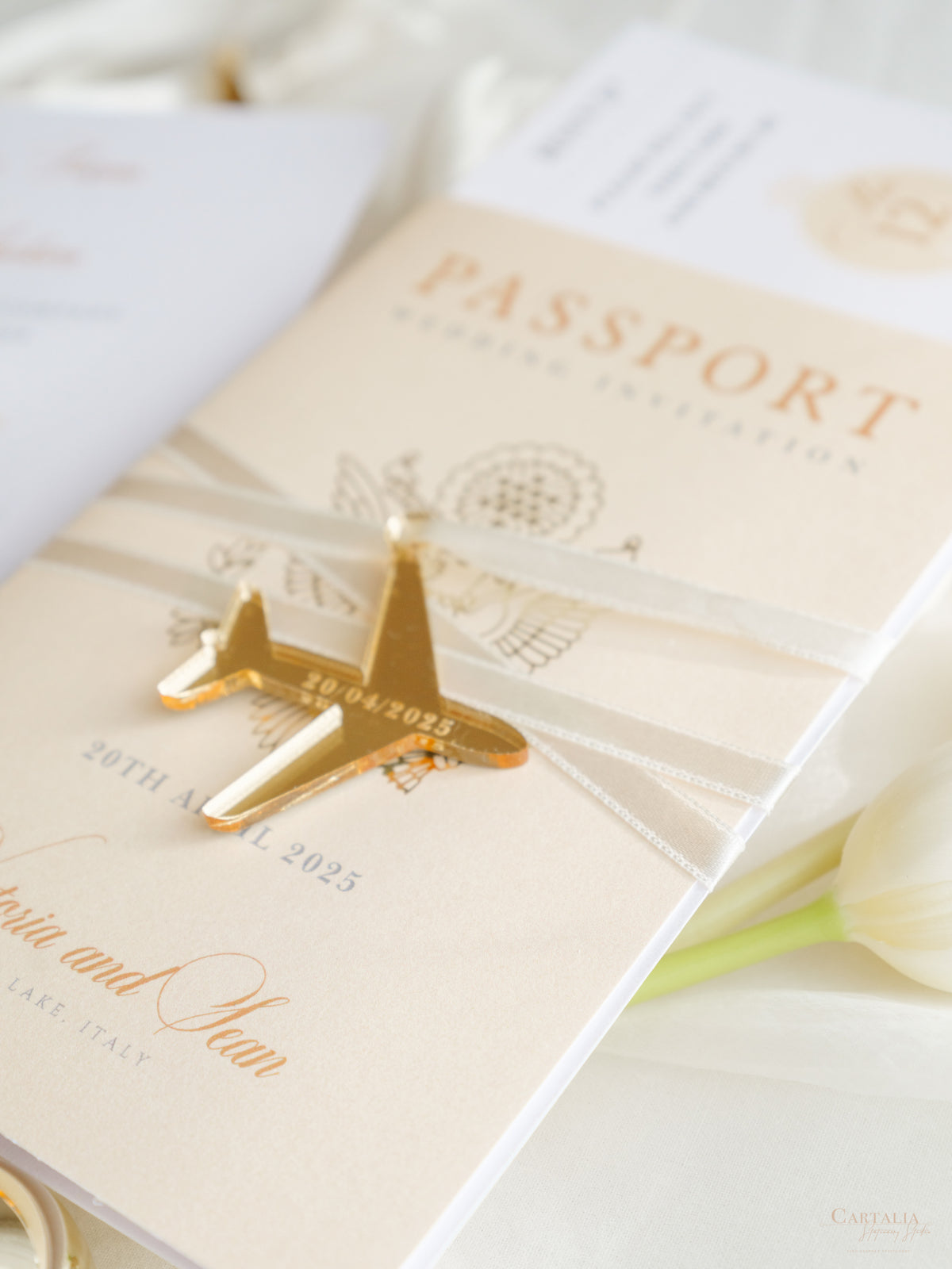 Invito a nozze con passaporto color nudo e oro - Aereo inciso di lusso in plexi dorato, invito a forma di palma