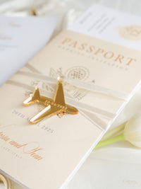 Invito a nozze con passaporto color nudo e oro - Aereo inciso di lusso in plexi dorato, invito a forma di palma