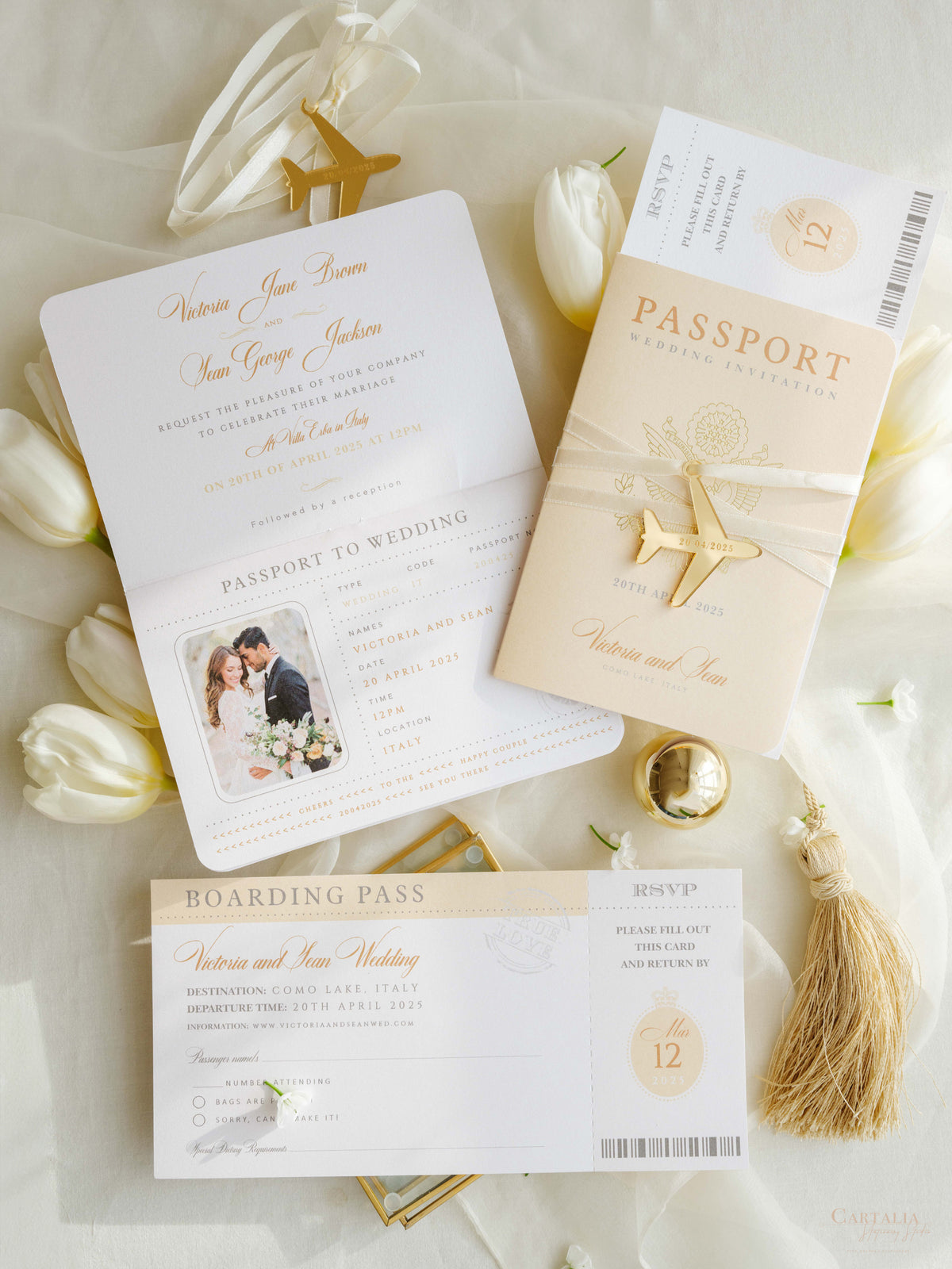 Invito a nozze con passaporto color nudo e oro - Aereo inciso di lusso in plexi dorato, invito a forma di palma