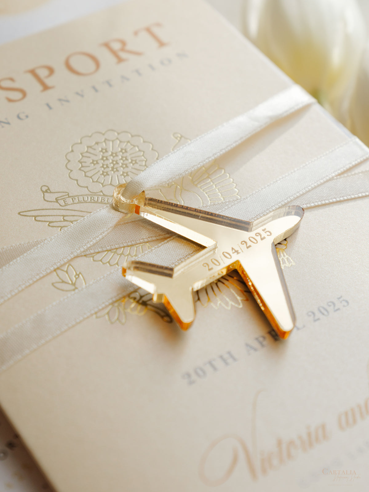 Invito a nozze con passaporto color nudo e oro - Aereo inciso di lusso in plexi dorato, invito a forma di palma