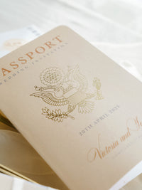 Invito a nozze con passaporto color nudo e oro - Aereo inciso di lusso in plexi dorato, invito a forma di palma
