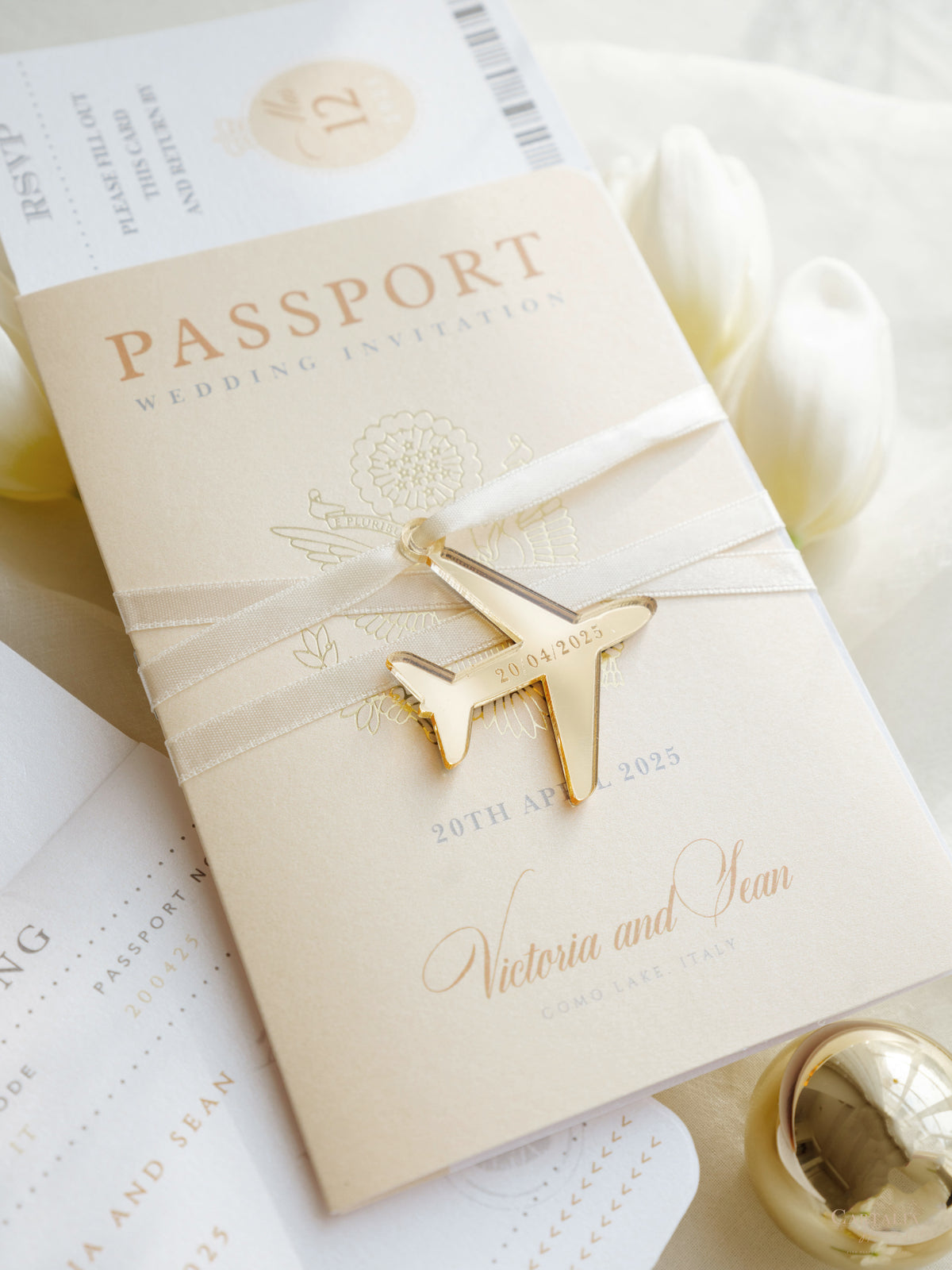 Invito a nozze con passaporto color nudo e oro - Aereo inciso di lusso in plexi dorato, invito a forma di palma