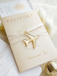 Invito a nozze con passaporto color nudo e oro - Aereo inciso di lusso in plexi dorato, invito a forma di palma