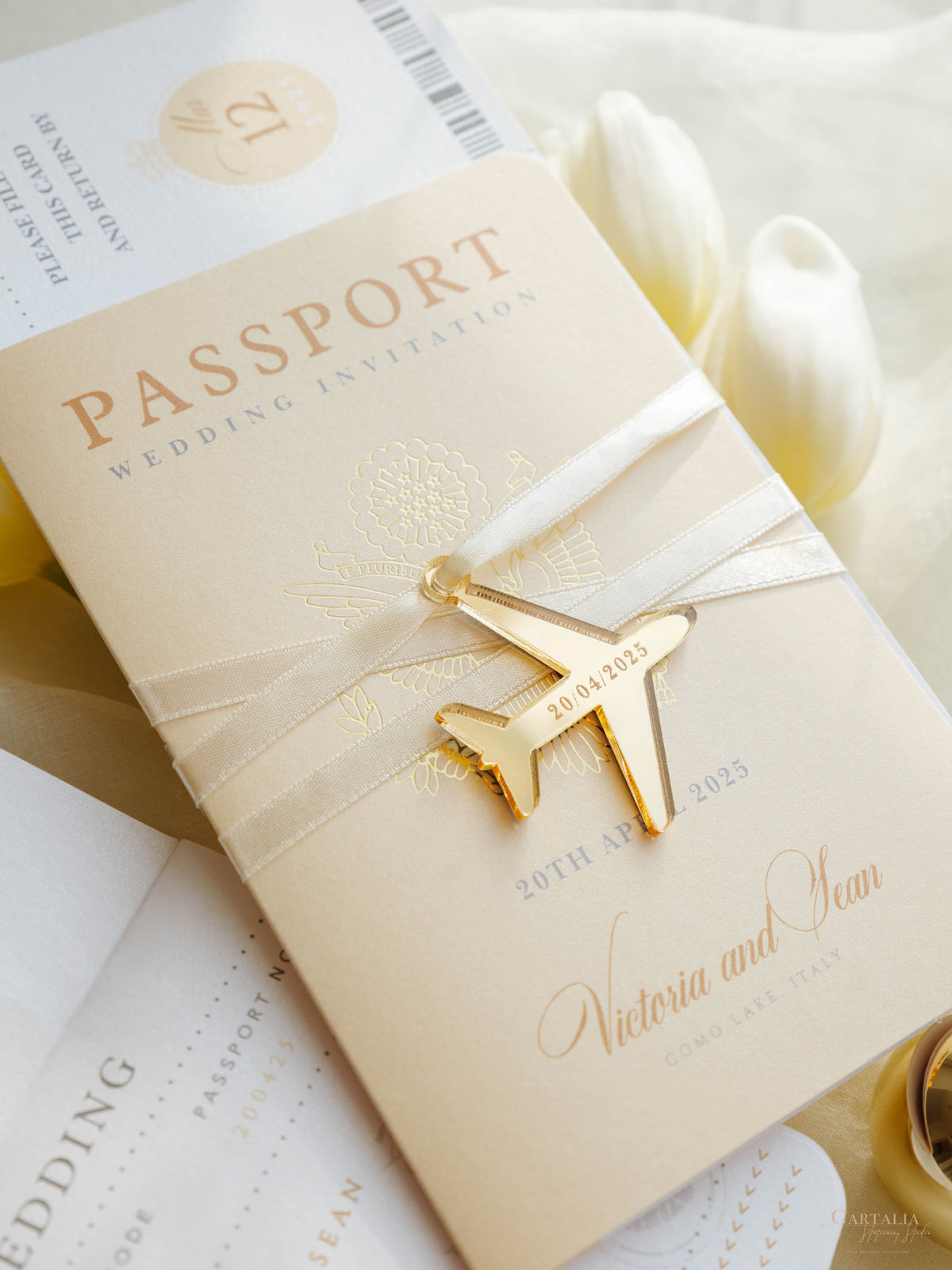 Invito a nozze con passaporto color nudo e oro - Aereo inciso di lusso in plexi dorato, invito a forma di palma