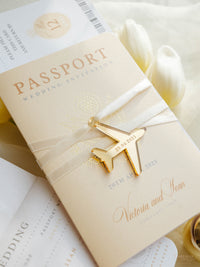 Invito a nozze con passaporto color nudo e oro - Aereo inciso di lusso in plexi dorato, invito a forma di palma