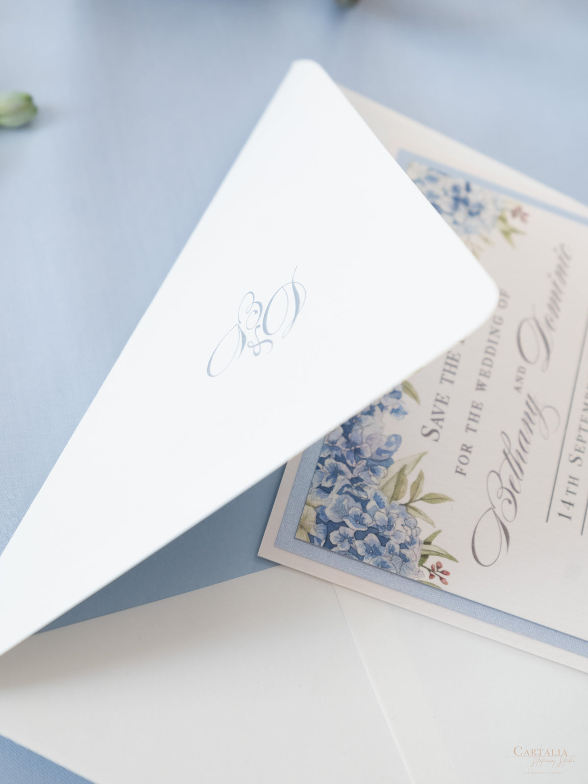 Invito personalizzato per la location del matrimonio in acquerello con lamina d'oro | Villa Regina Teodolinda | Lago di Como