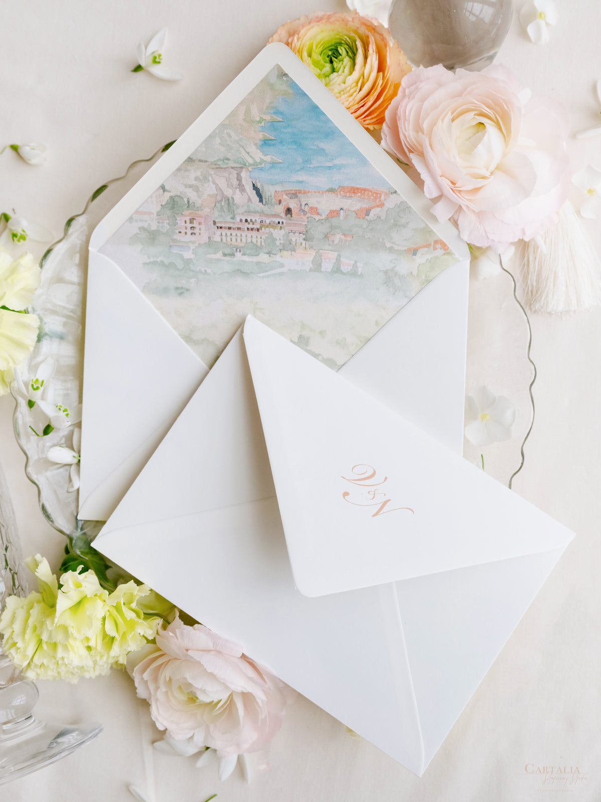 Invito personalizzato per la location del matrimonio in acquerello con lamina d'oro | Villa Regina Teodolinda | Lago di Como