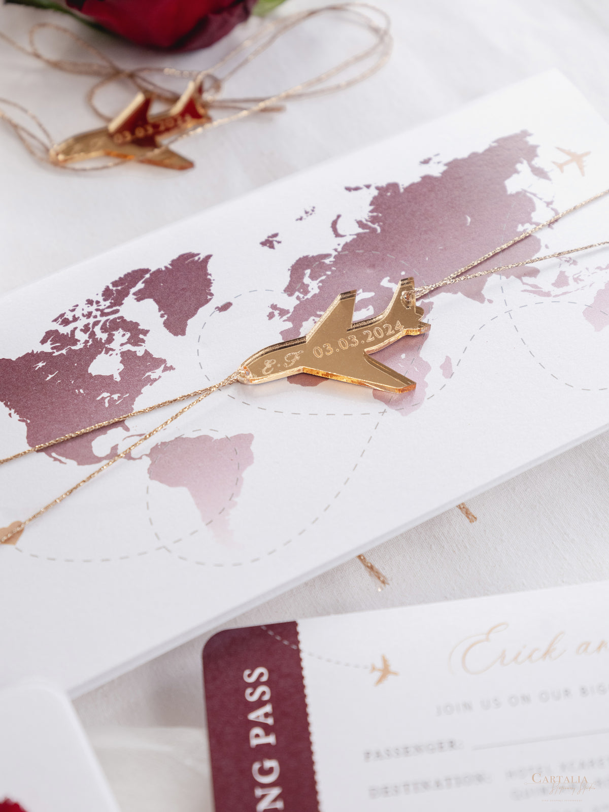 Portafoglio da viaggio di destinazione di lusso | Portafoglio da viaggio per passaporto aereo in lamina d'oro inciso con plexi: invito per passaporto di nozze di lusso