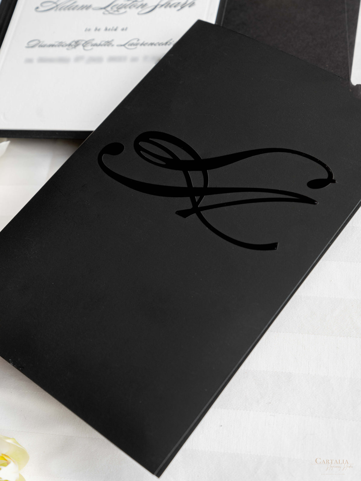 Tasca da sera con copertina rigida di lusso in bianco e nero con monogramma in lamina d'oro | Commissione su misura per A&M