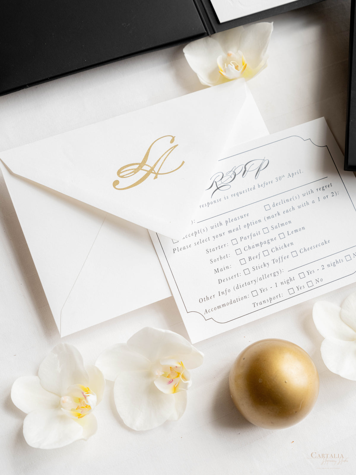 Tasca da sera con copertina rigida di lusso in bianco e nero con monogramma in lamina d'oro | Commissione su misura per A&M