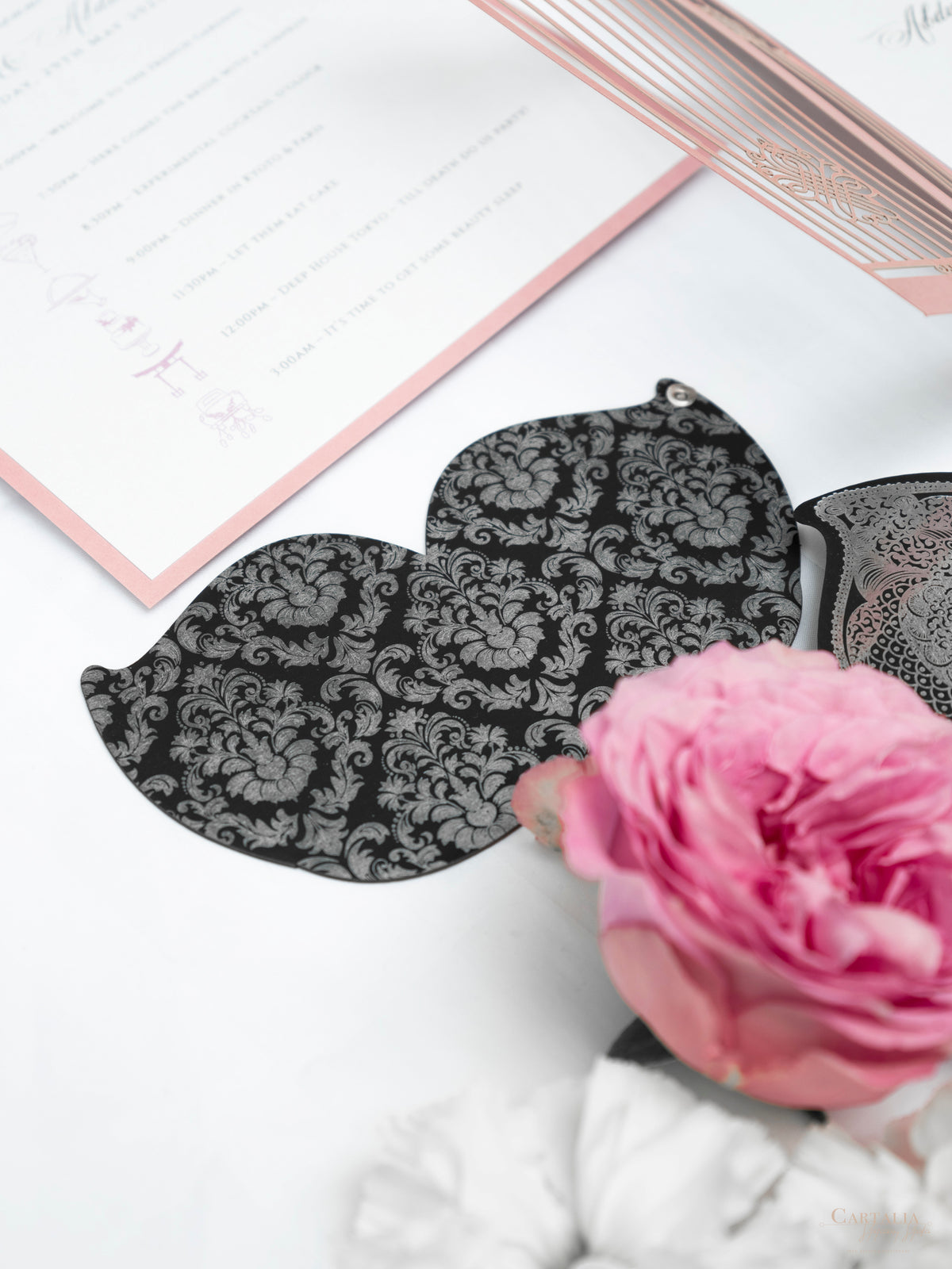 Número de mesa con espejo plateado con rosas, flores y mariposas cortadas con láser | Boda en Villa Balbiano, Lago Como