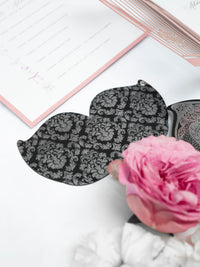 Número de mesa con espejo plateado con rosas, flores y mariposas cortadas con láser | Boda en Villa Balbiano, Lago Como