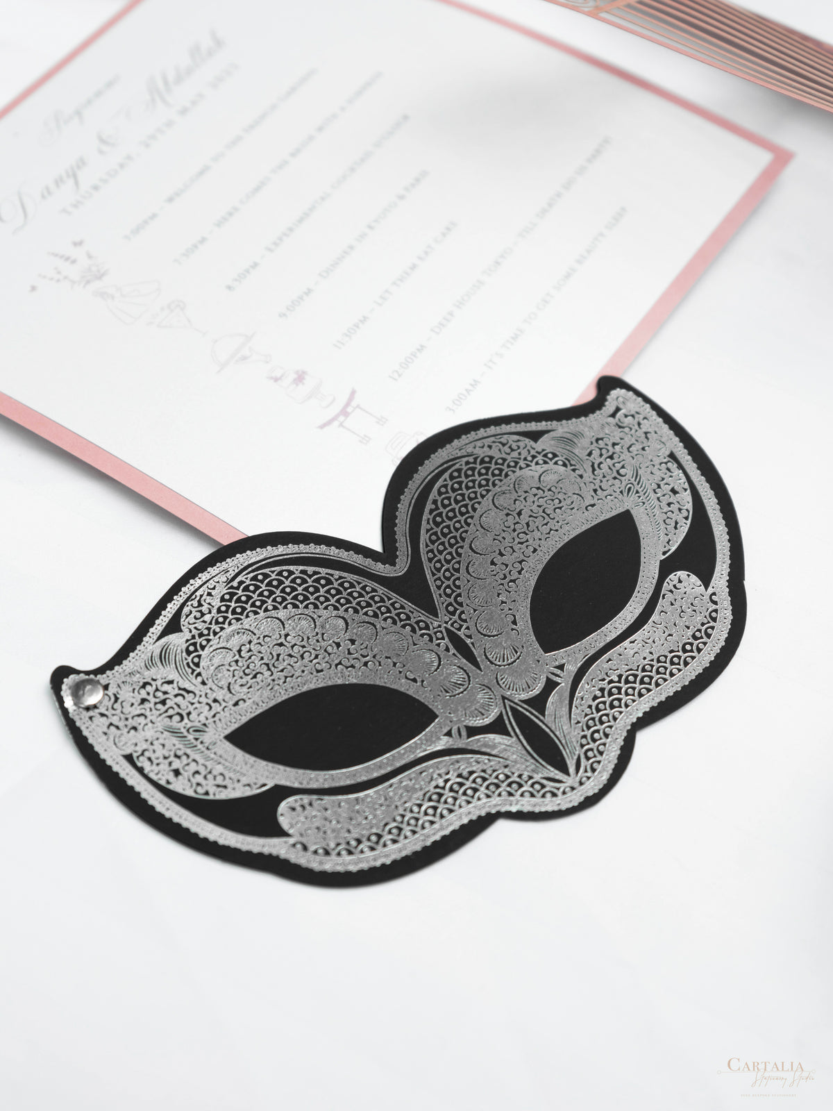 Número de mesa con espejo plateado con rosas, flores y mariposas cortadas con láser | Boda en Villa Balbiano, Lago Como