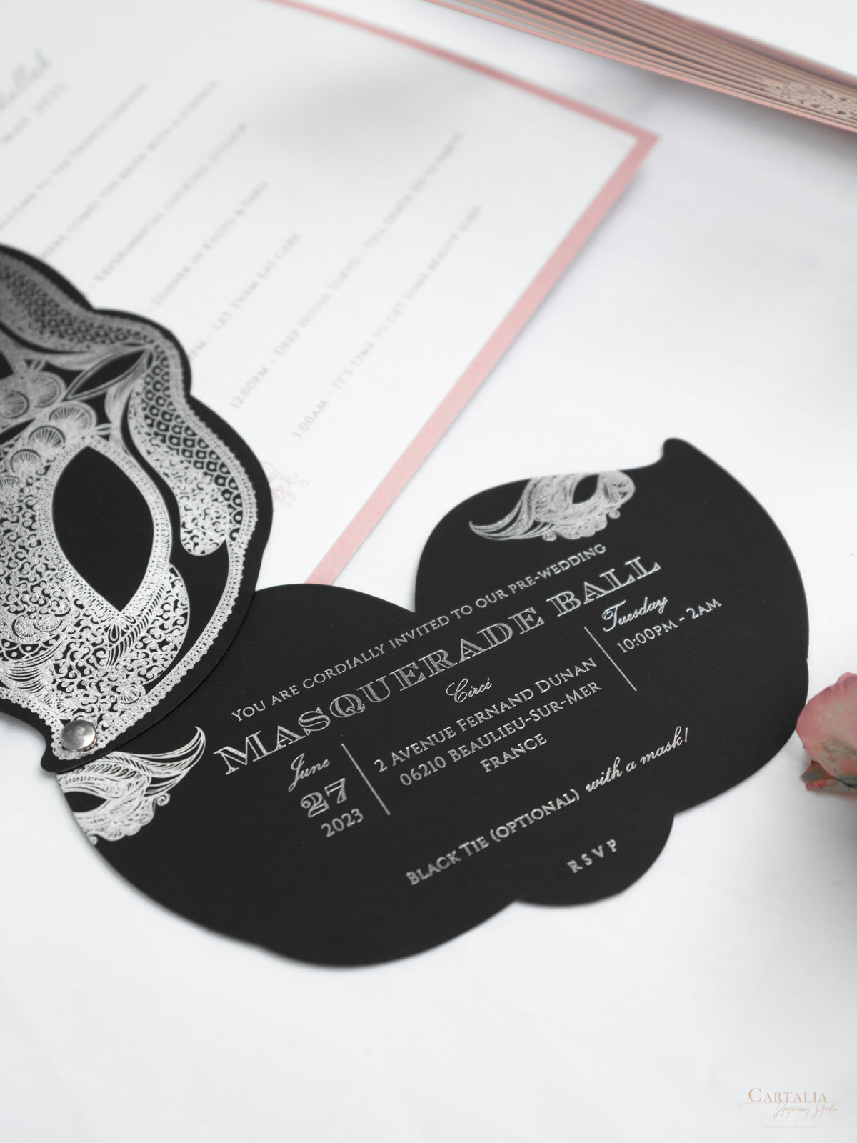 Número de mesa con espejo plateado con rosas, flores y mariposas cortadas con láser | Boda en Villa Balbiano, Lago Como