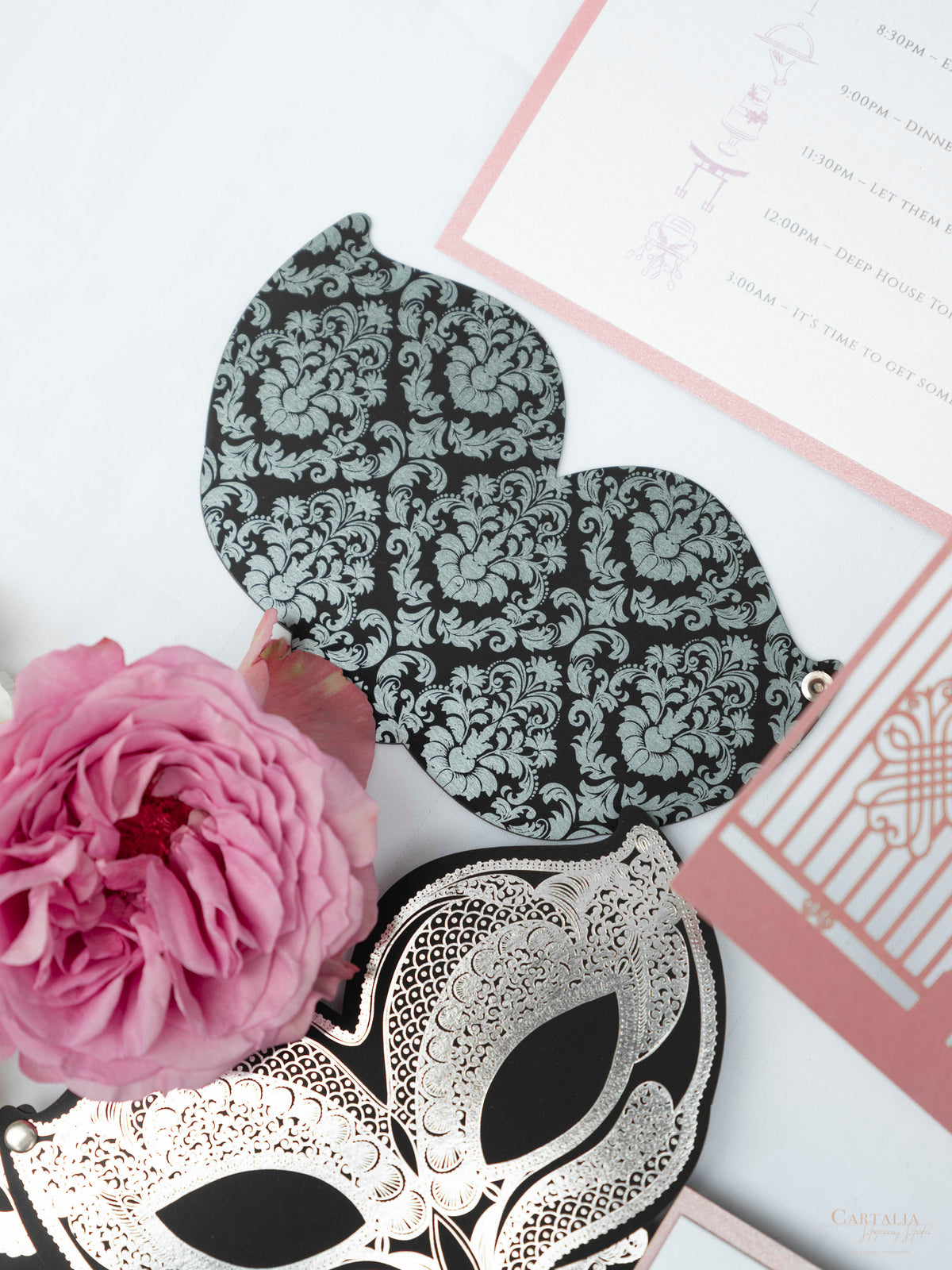 Número de mesa con espejo plateado con rosas, flores y mariposas cortadas con láser | Boda en Villa Balbiano, Lago Como