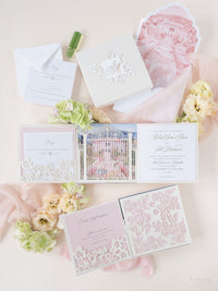 Invito con scatola 3D Couture su misura con cancello tagliato al laser | Sede di Villa Ephrussi | Commissione su misura M&J