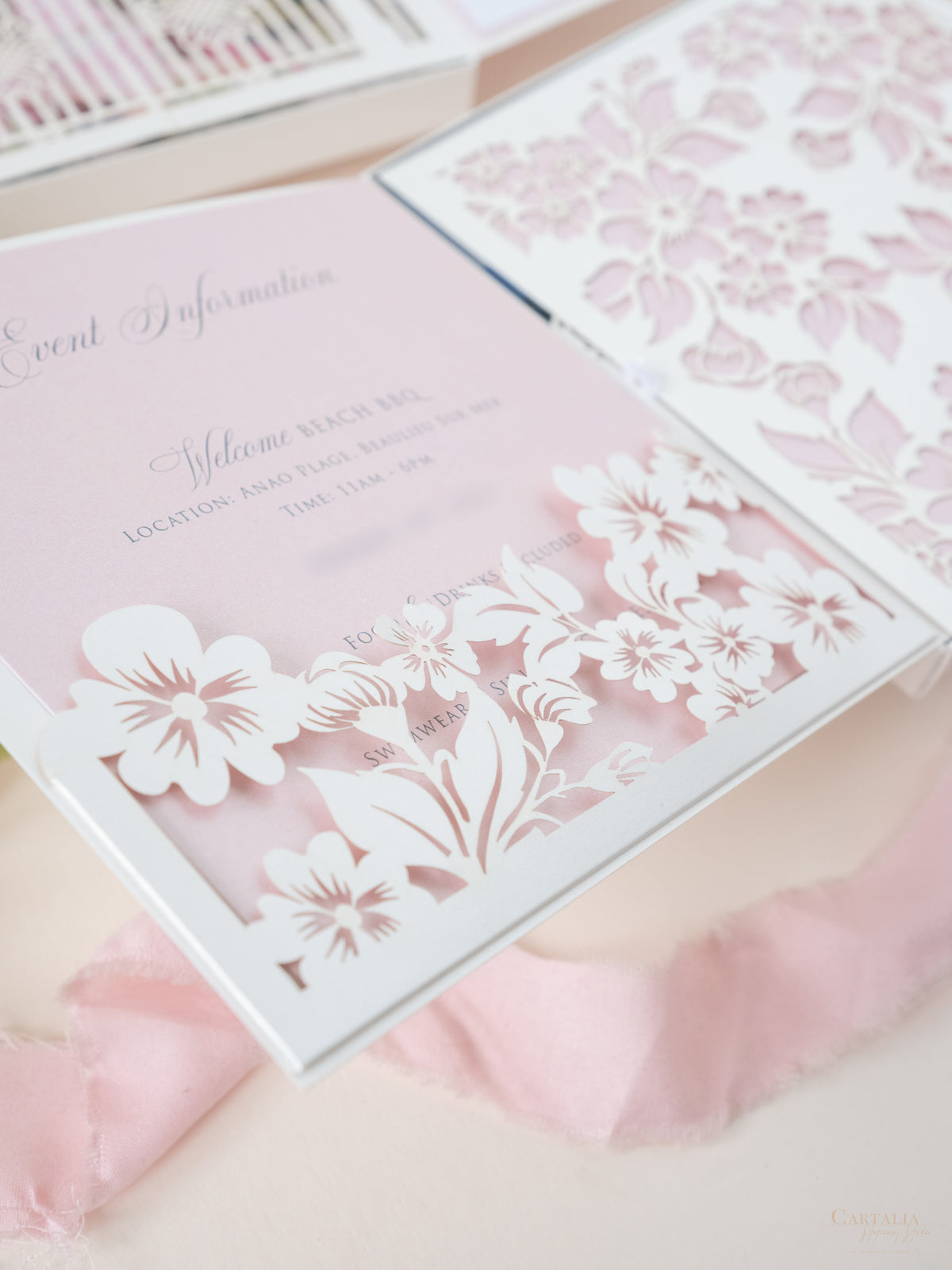 Invito con scatola 3D Couture su misura con cancello tagliato al laser | Sede di Villa Ephrussi | Commissione su misura M&J