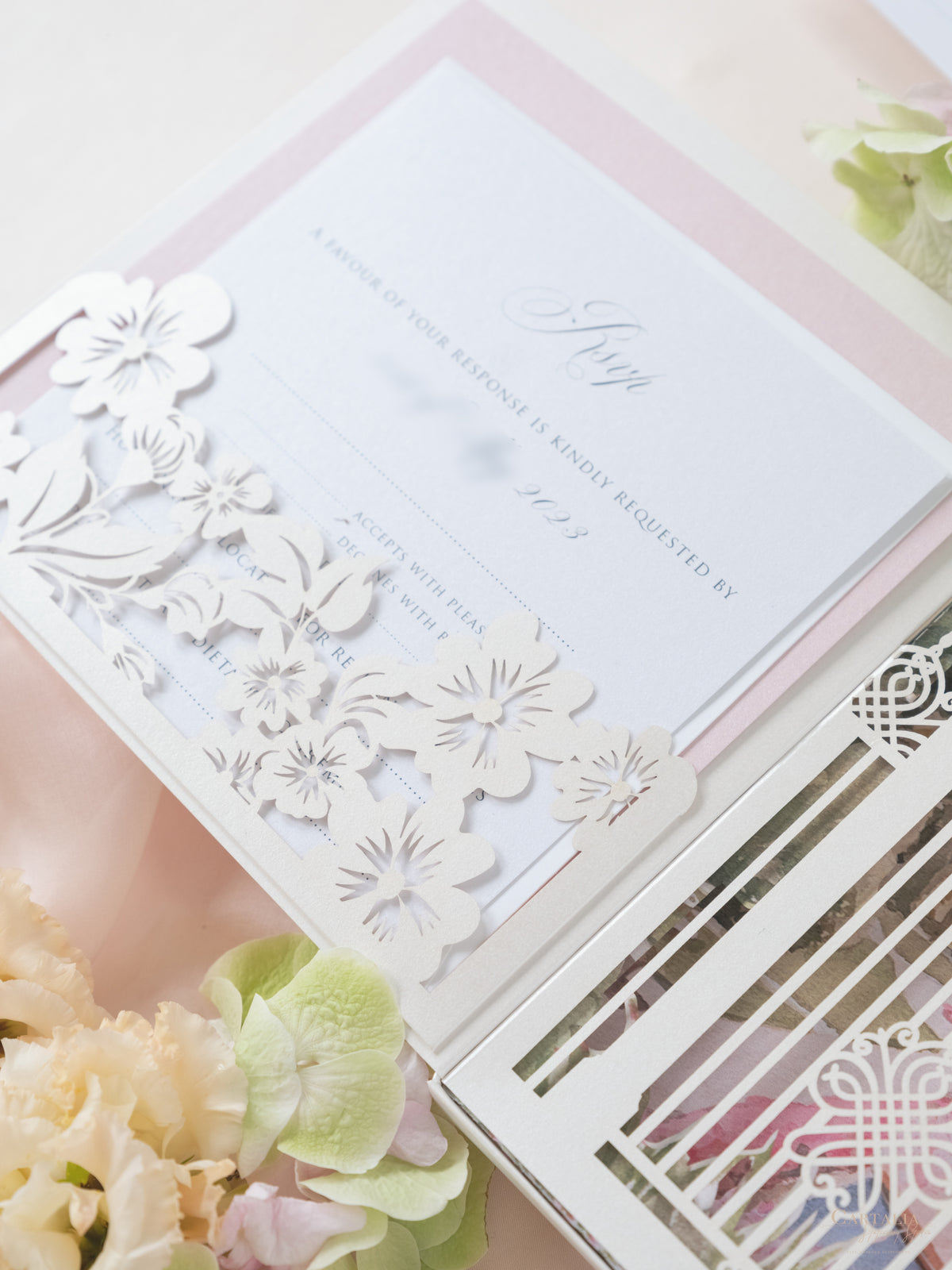 Invito con scatola 3D Couture su misura con cancello tagliato al laser | Sede di Villa Ephrussi | Commissione su misura M&J