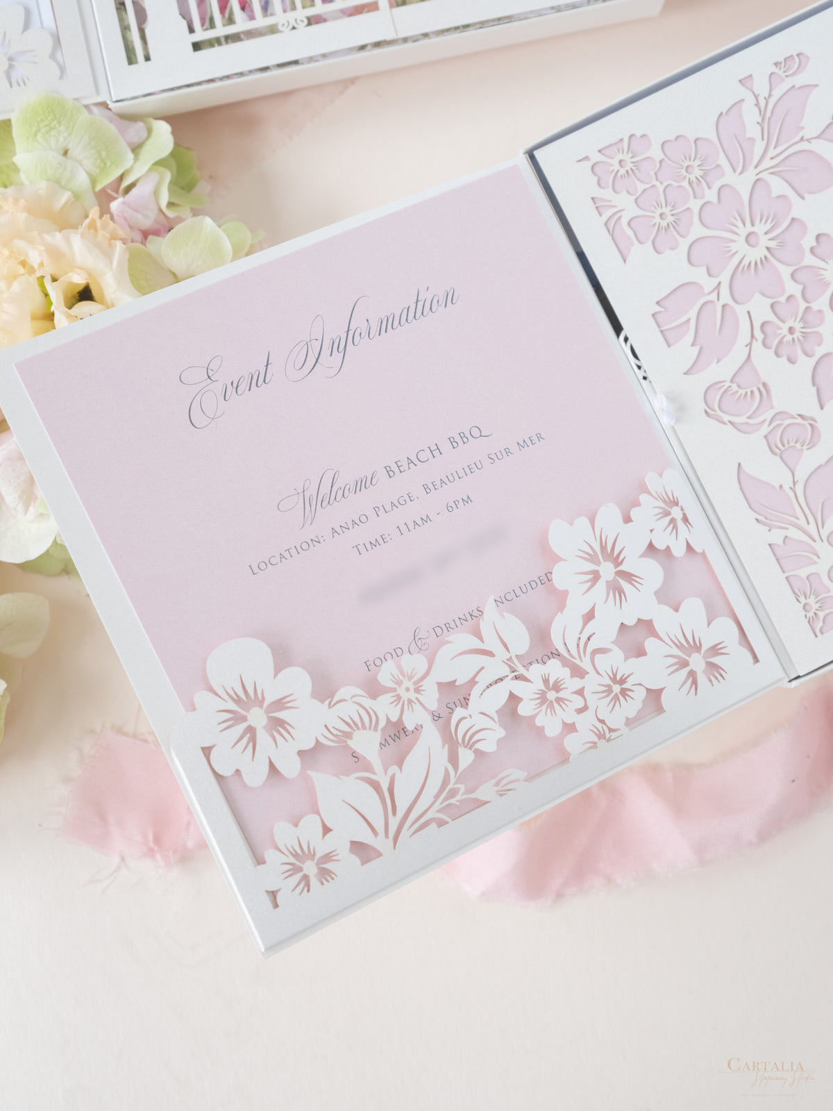 Invito con scatola 3D Couture su misura con cancello tagliato al laser | Sede di Villa Ephrussi | Commissione su misura M&J