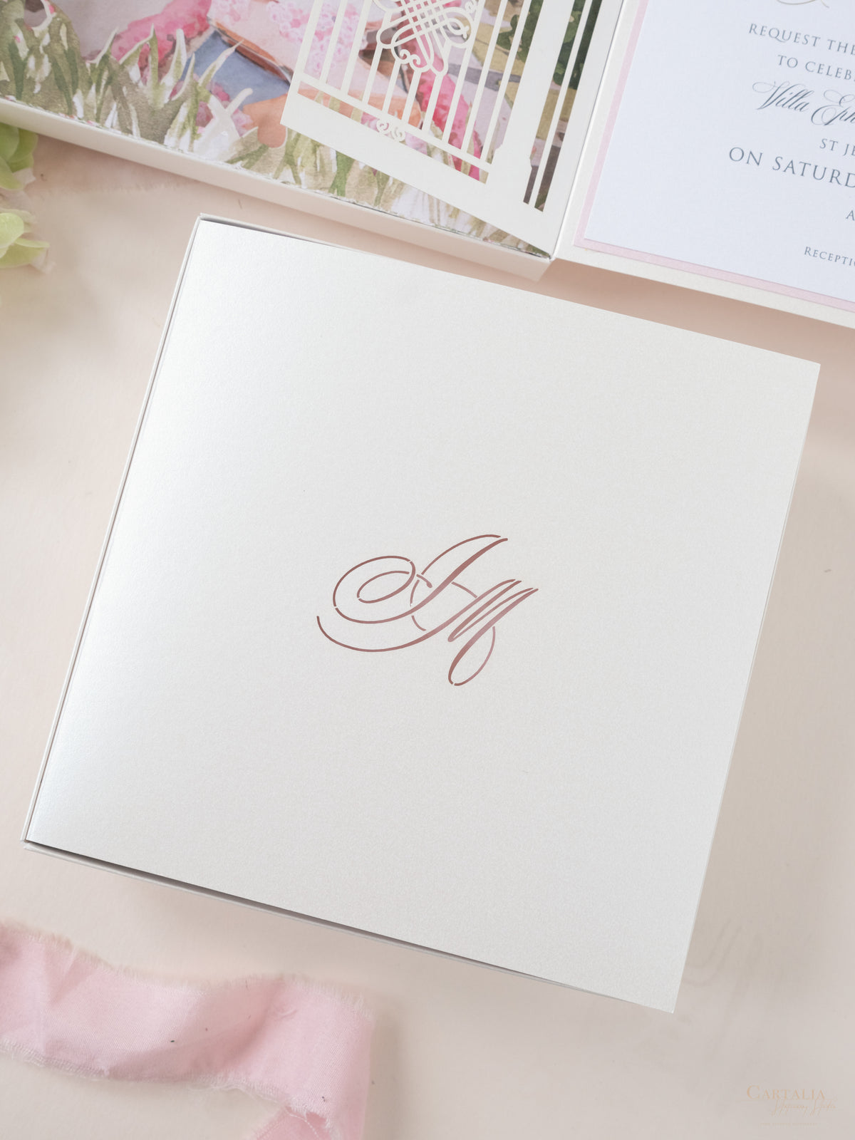 Invito con scatola 3D Couture su misura con cancello tagliato al laser | Sede di Villa Ephrussi | Commissione su misura M&J