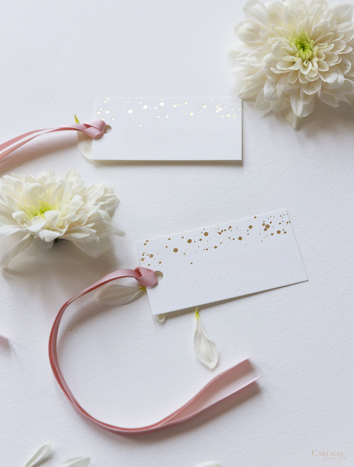 Segnaposto di lusso in lamina d'oro reale con coriandoli rosa cipria punteggiati