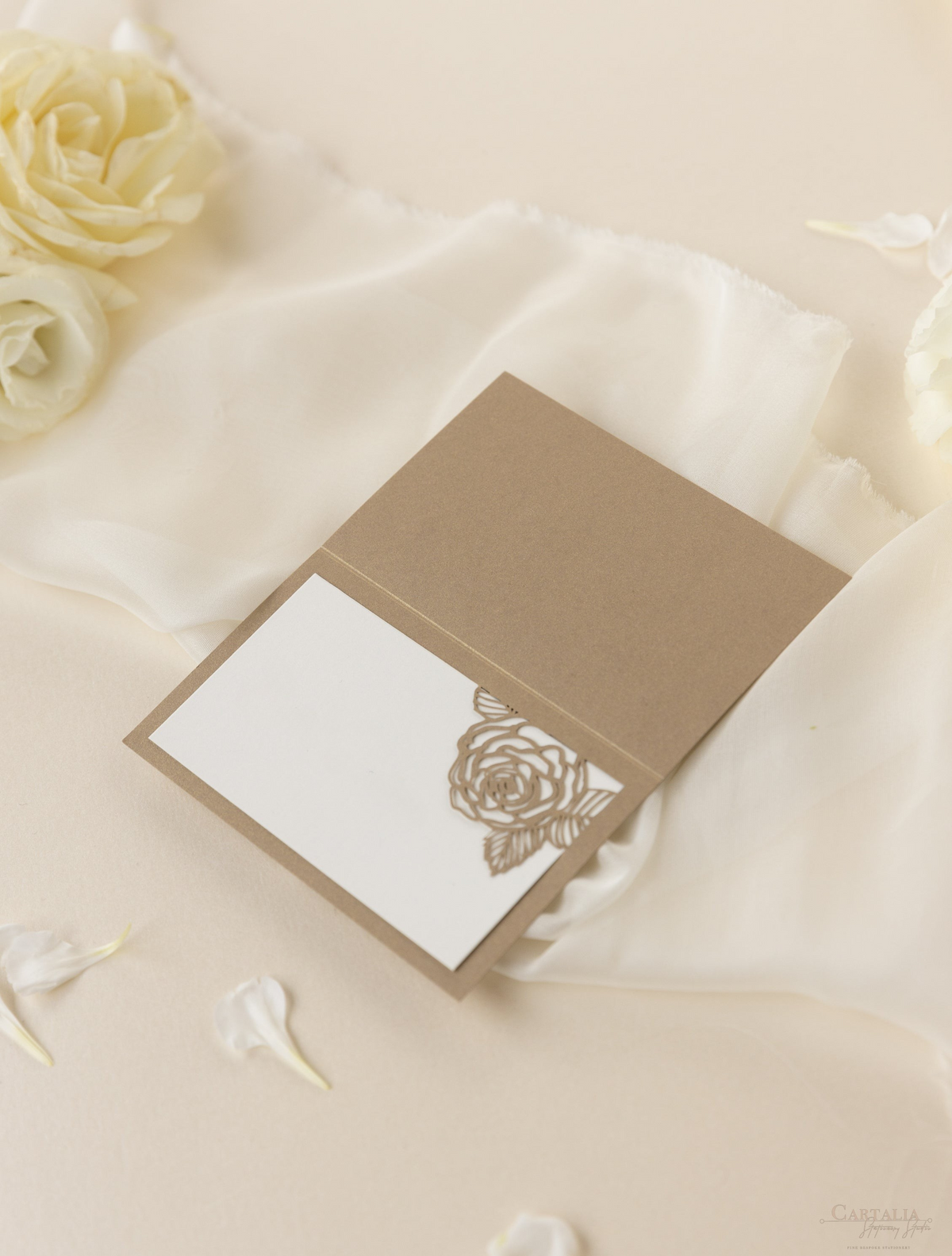 Carte de lieu de mariage au laser roses romantiques coupées