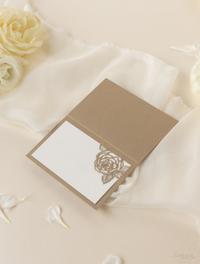 Carte de lieu de mariage au laser roses romantiques coupées