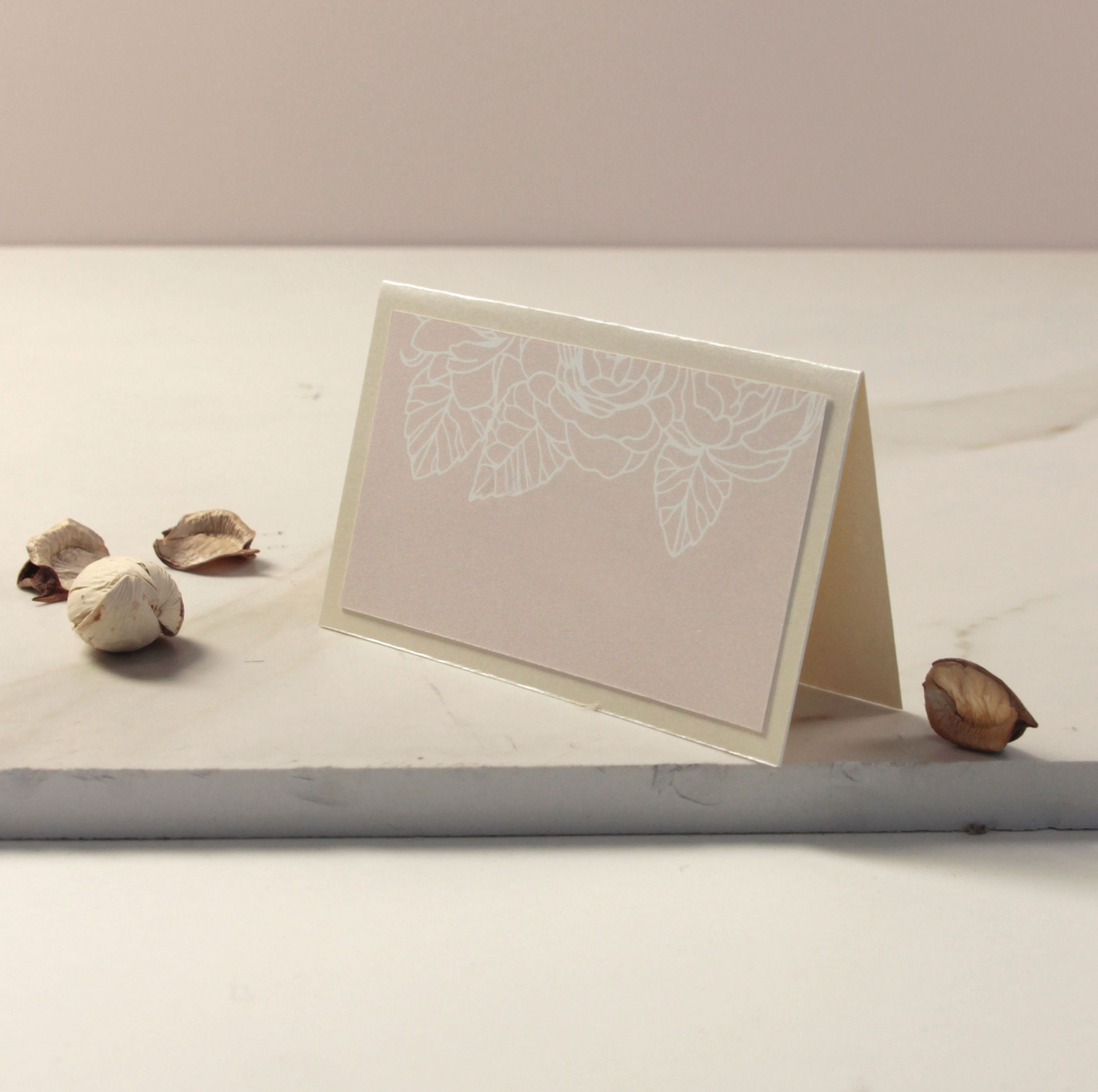 Rose in filigrana, champagne con rosa polverosa e segnaposto calligrafico bianco