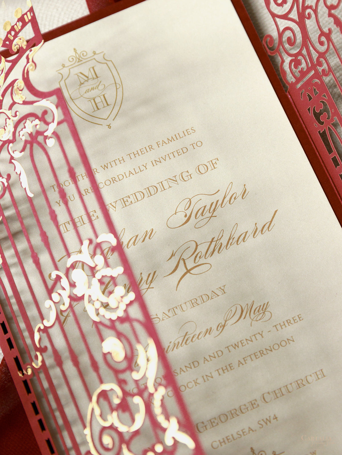 Impresionante invitación para el día de la boda con puerta ornamental de Marsala cortada con láser y lámina dorada