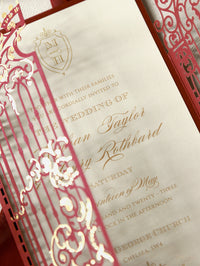 Impresionante invitación para el día de la boda con puerta ornamental de Marsala cortada con láser y lámina dorada