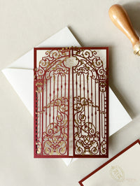 Impresionante invitación para el día de la boda con puerta ornamental de Marsala cortada con láser y lámina dorada