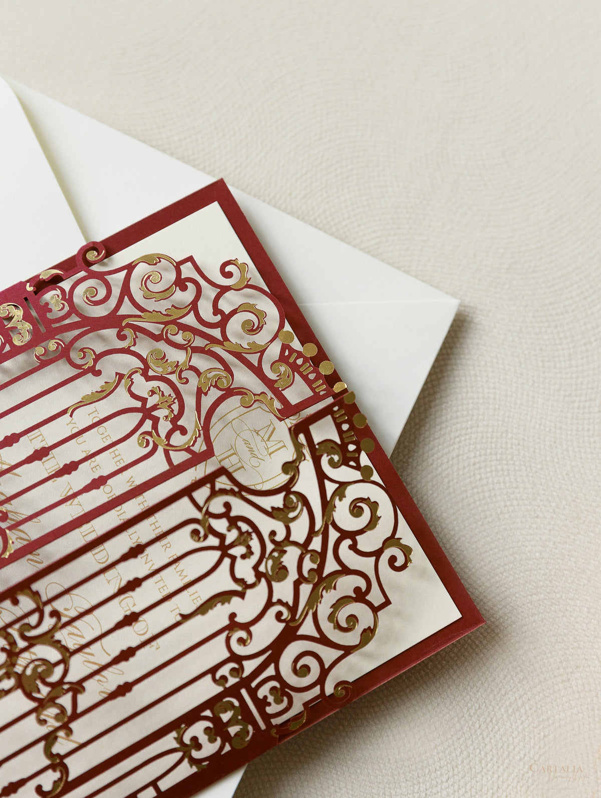 Impresionante invitación para el día de la boda con puerta ornamental de Marsala cortada con láser y lámina dorada