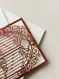Impresionante invitación para el día de la boda con puerta ornamental de Marsala cortada con láser y lámina dorada