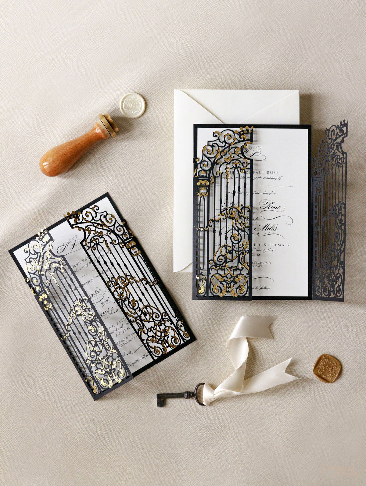 Invito per il giorno delle nozze con cancello ornamentale nero elegante tagliato al laser con vera lamina d'oro