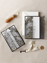 Invito per il giorno delle nozze con cancello ornamentale nero elegante tagliato al laser con vera lamina d'oro