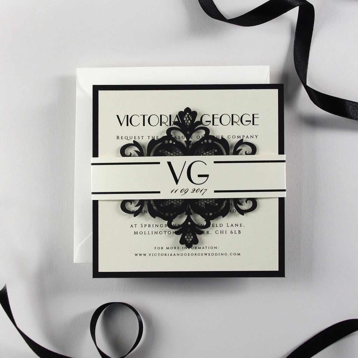 Invitación de boda de noche con corte láser y corbata negra de lujo Art Deco Great Gatsby con banda para el vientre con monograma