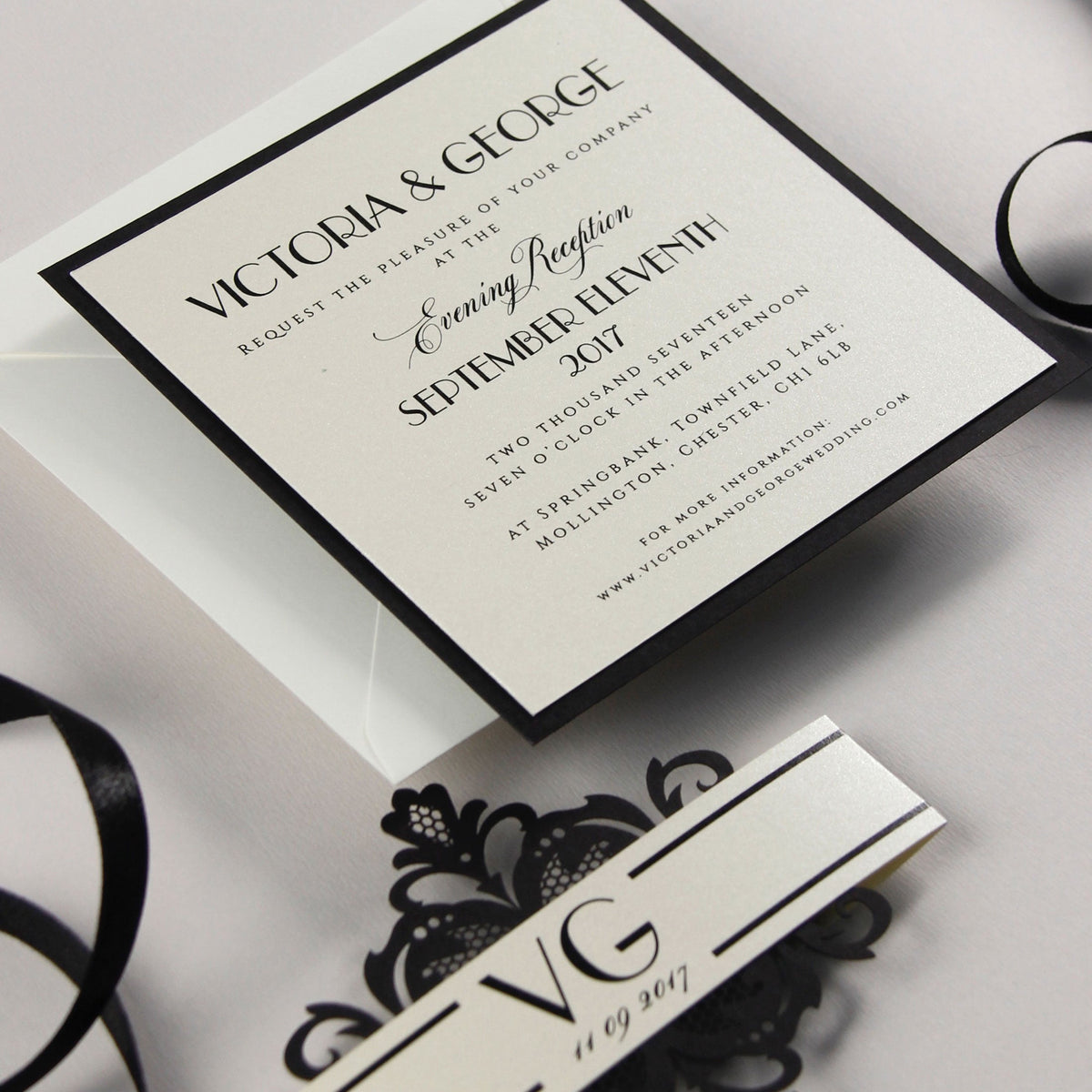 Invitación de boda de noche con corte láser y corbata negra de lujo Art Deco Great Gatsby con banda para el vientre con monograma