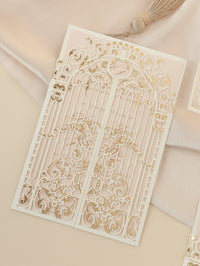 Impresionante invitación para el día de la boda con corte láser ornamental en lámina dorada
