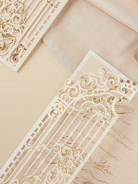 Impresionante invitación para el día de la boda con corte láser ornamental en lámina dorada