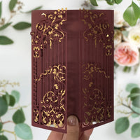 Invitación del día de la boda cortada con láser con puerta ornamental dorada de lámina de lujo con caligrafía moderna de lámina dorada