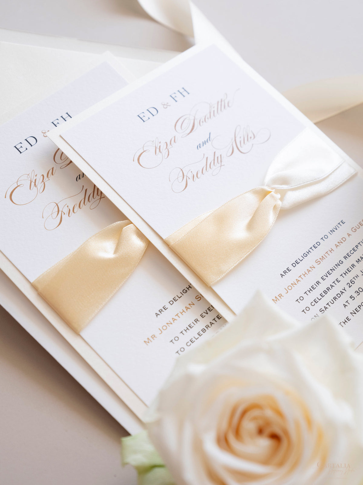 Invitación de boda de tablero satinado clásico de lujo