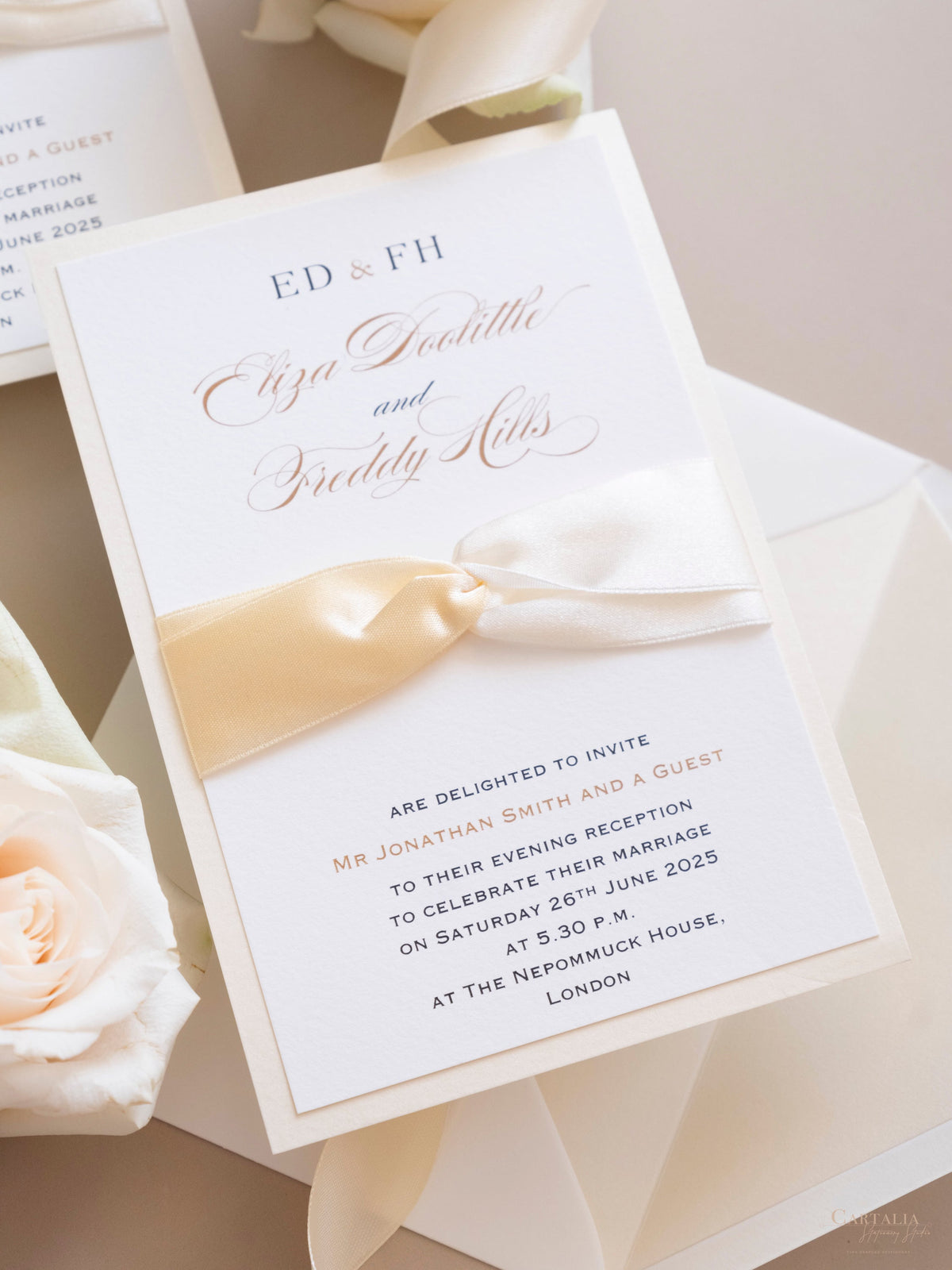 Invitación de boda de tablero satinado clásico de lujo