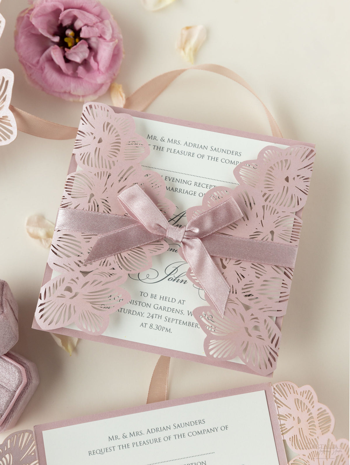 Intrincada invitación para la noche de boda en formato desplegable con corte láser y orquídeas